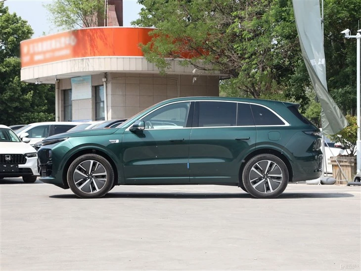 L6  5 Seat Luxury SUV 
